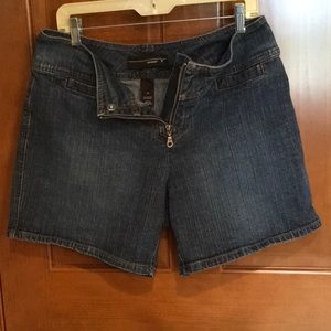 Venezia denim shorts ,adorable front Zip 6”inseam
